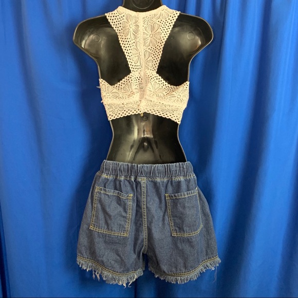 Boutique Casual Pocketed Frayed Denim Shorts - Picture 3 of 5